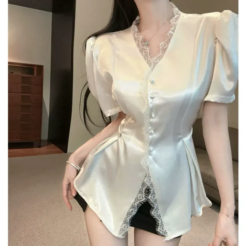 骨格ウェーブ 美くびれペプラム サテンレースブラウス