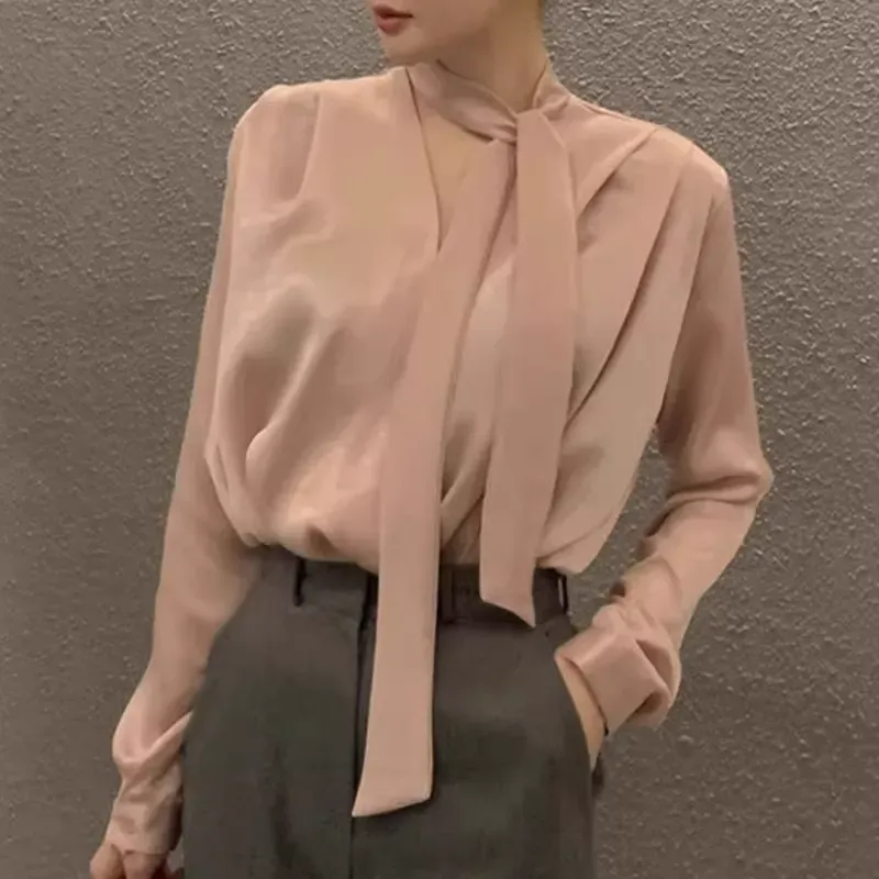 骨格ウェーブ  高級感サテンVネック 長袖リボンブラウス 