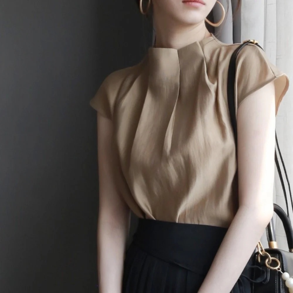 骨格ウェーブ ふんわりフロントタック ハイネックフレンチブラウス