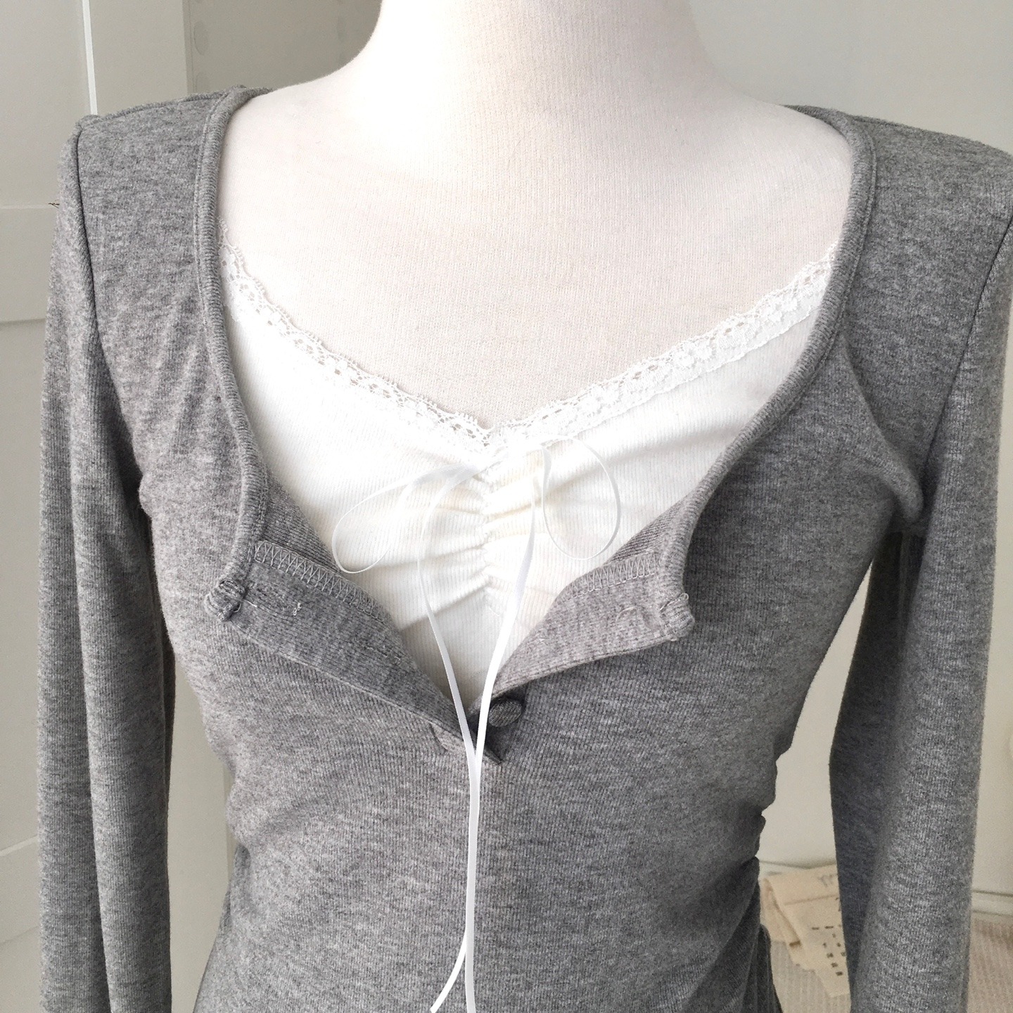 骨格ウェーブ さりげ盛れ レイヤード風リボン スリムカットソー