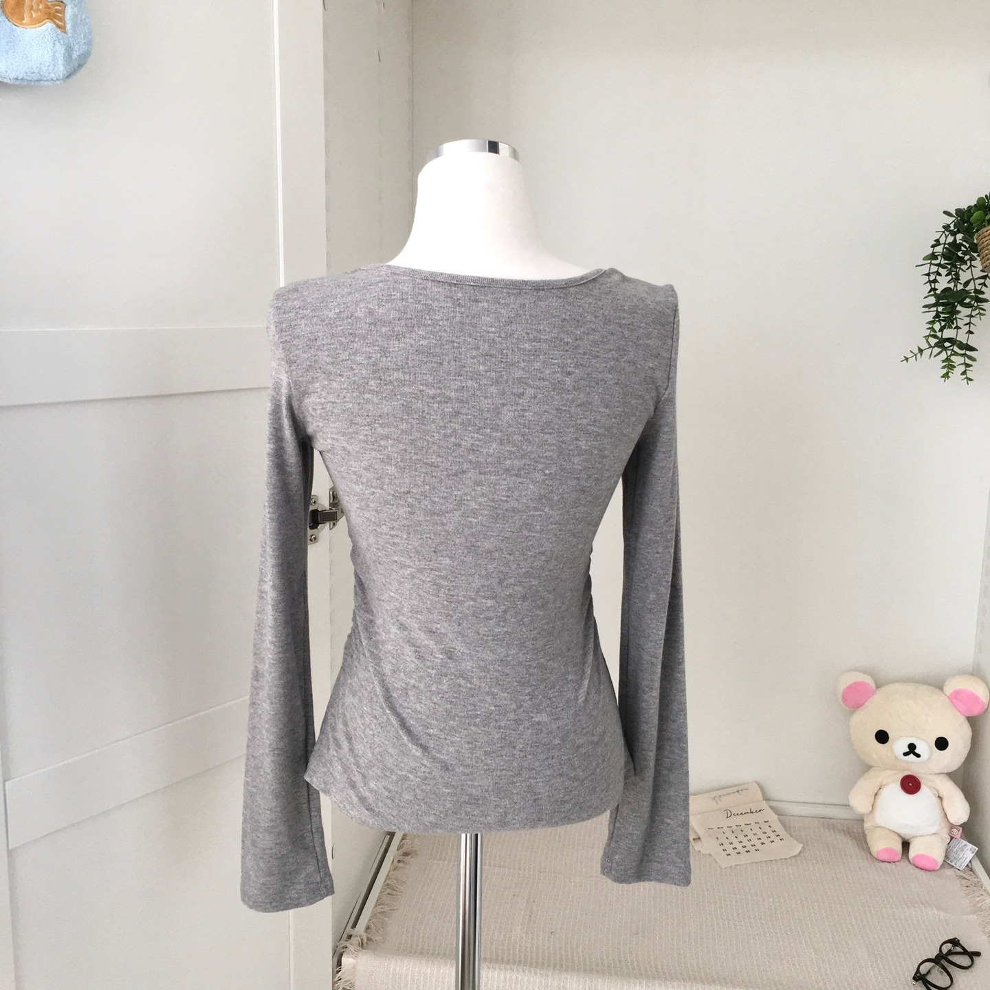 骨格ウェーブ さりげ盛れ レイヤード風リボン スリムカットソー