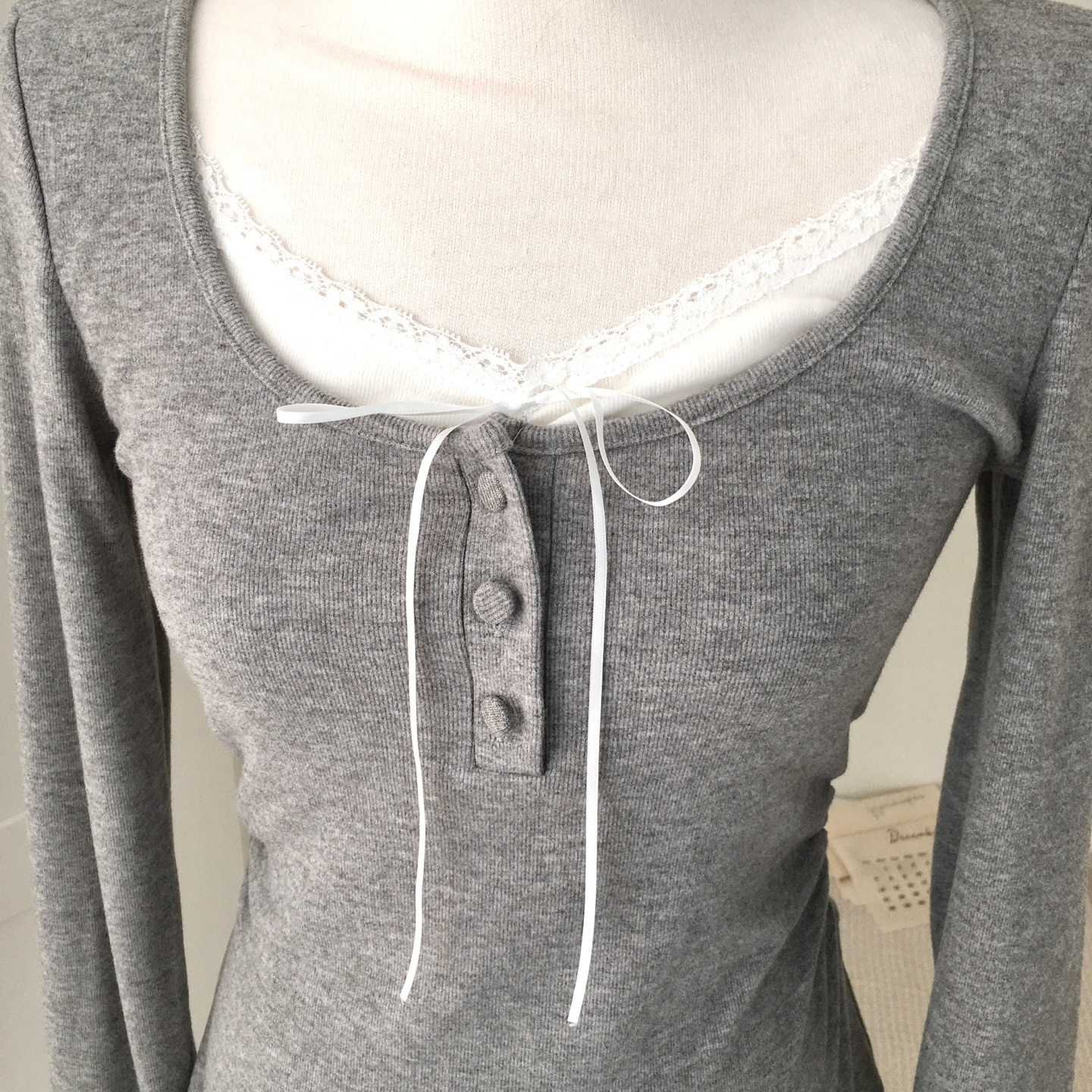 骨格ウェーブ さりげ盛れ レイヤード風リボン スリムカットソー