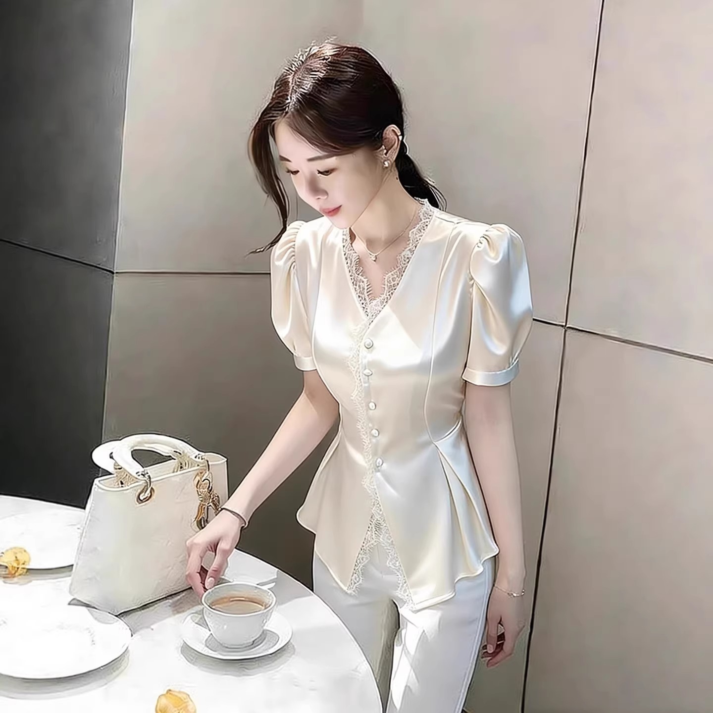 骨格ウェーブ 美くびれペプラム サテンレースブラウス