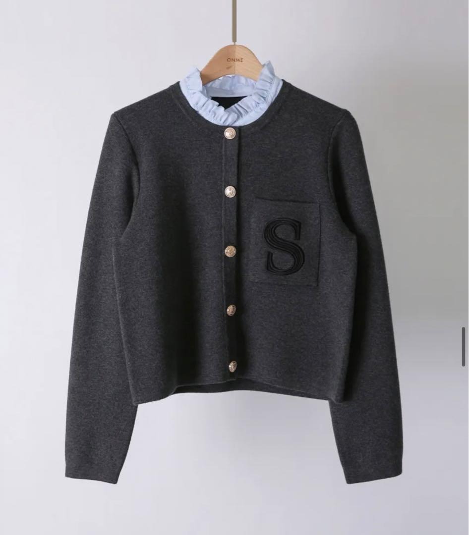 骨格ウェーブ フリルネック ロゴ刺繍 ニットカーディガン