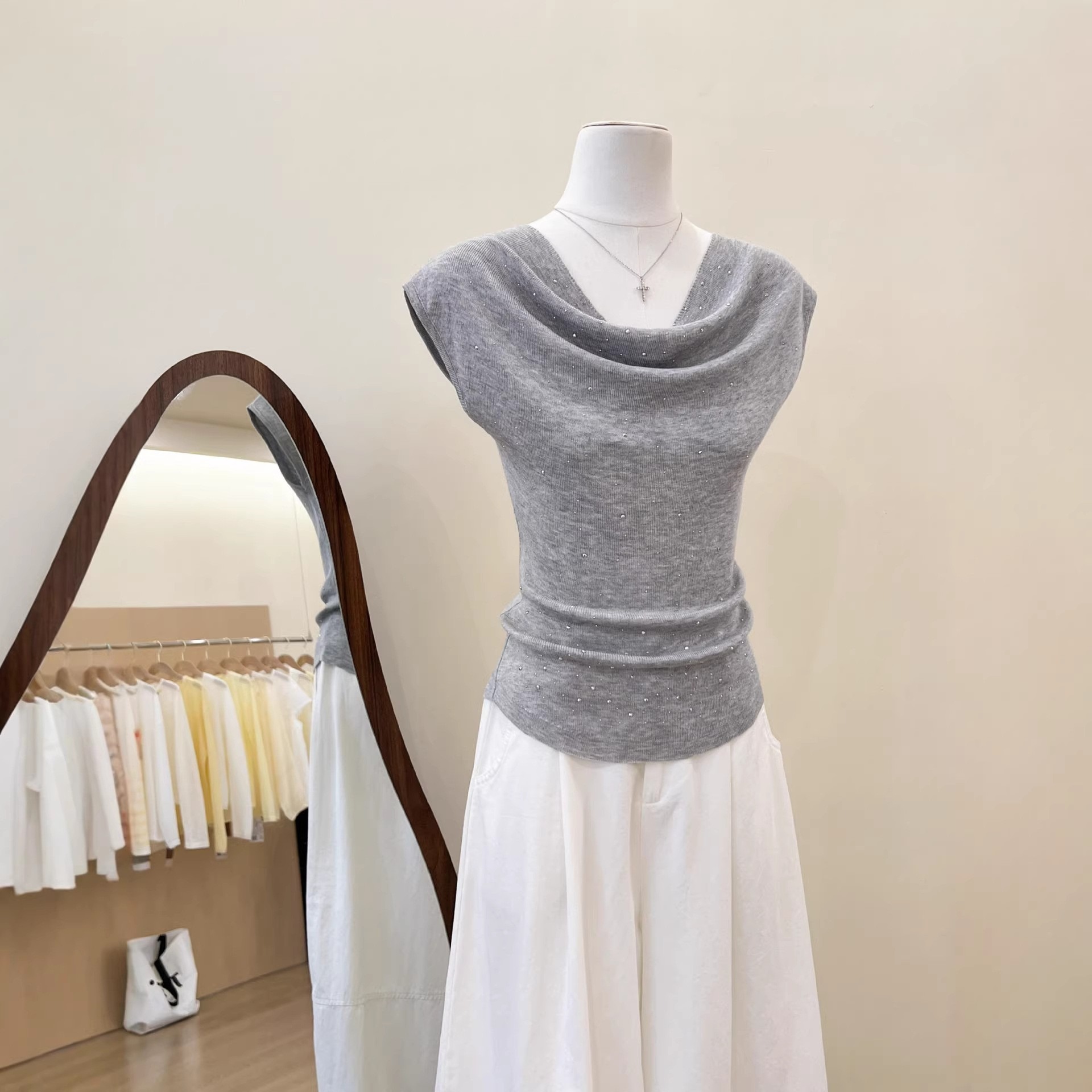 骨格ウェーブ ふんわり華奢魅せ ドレープネックニットトップス