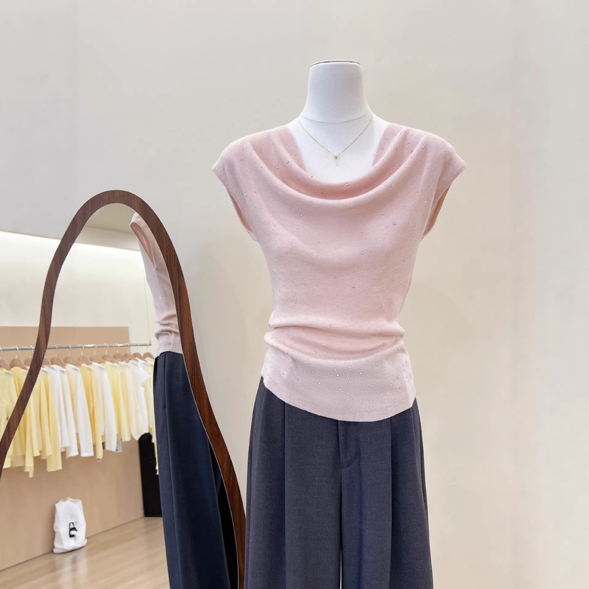 骨格ウェーブ ふんわり華奢魅せ ドレープネックニットトップス