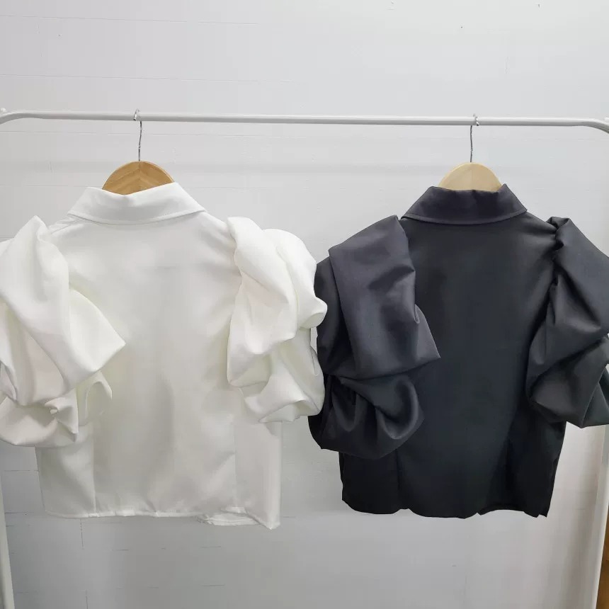 骨格ウェーブ 華奢見えフリルスリーブ シャツブラウス
