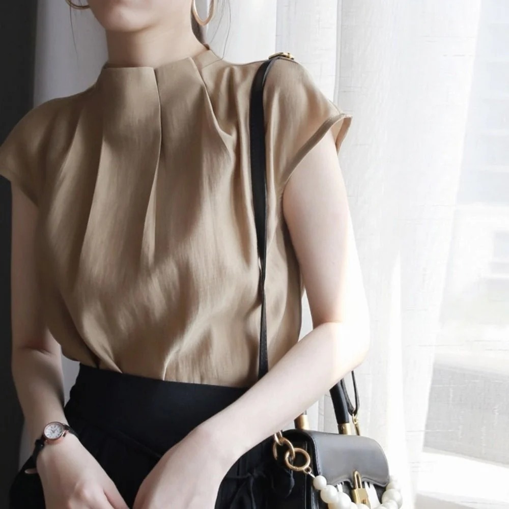 骨格ウェーブ ふんわりフロントタック ハイネックフレンチブラウス