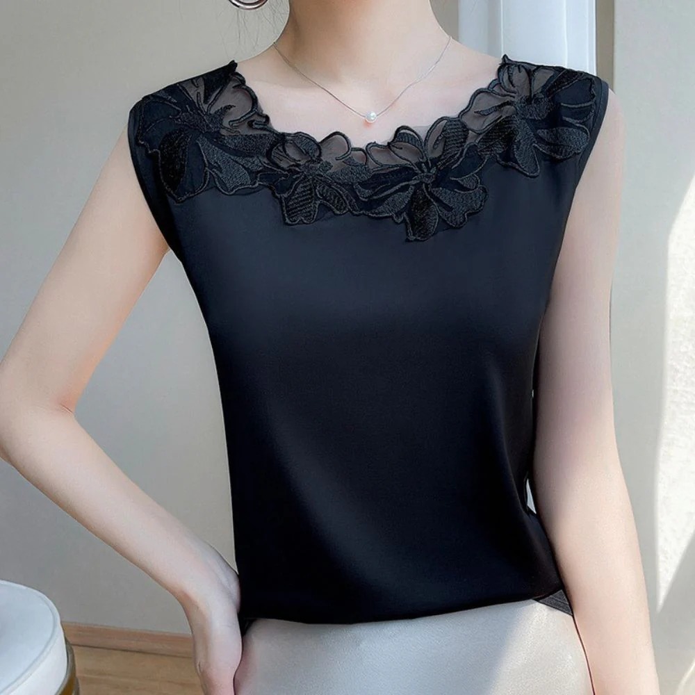 骨格ウェーブ デコルテ華やぐフラワーレース 艶サテンブラウス