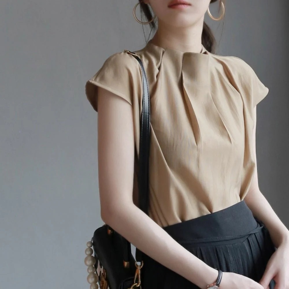 骨格ウェーブ ふんわりフロントタック ハイネックフレンチブラウス