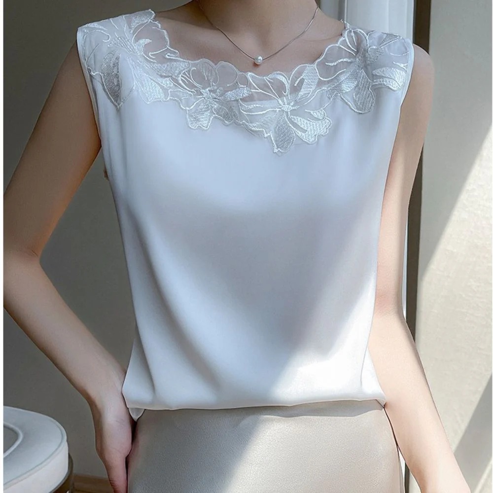 骨格ウェーブ デコルテ華やぐフラワーレース 艶サテンブラウス