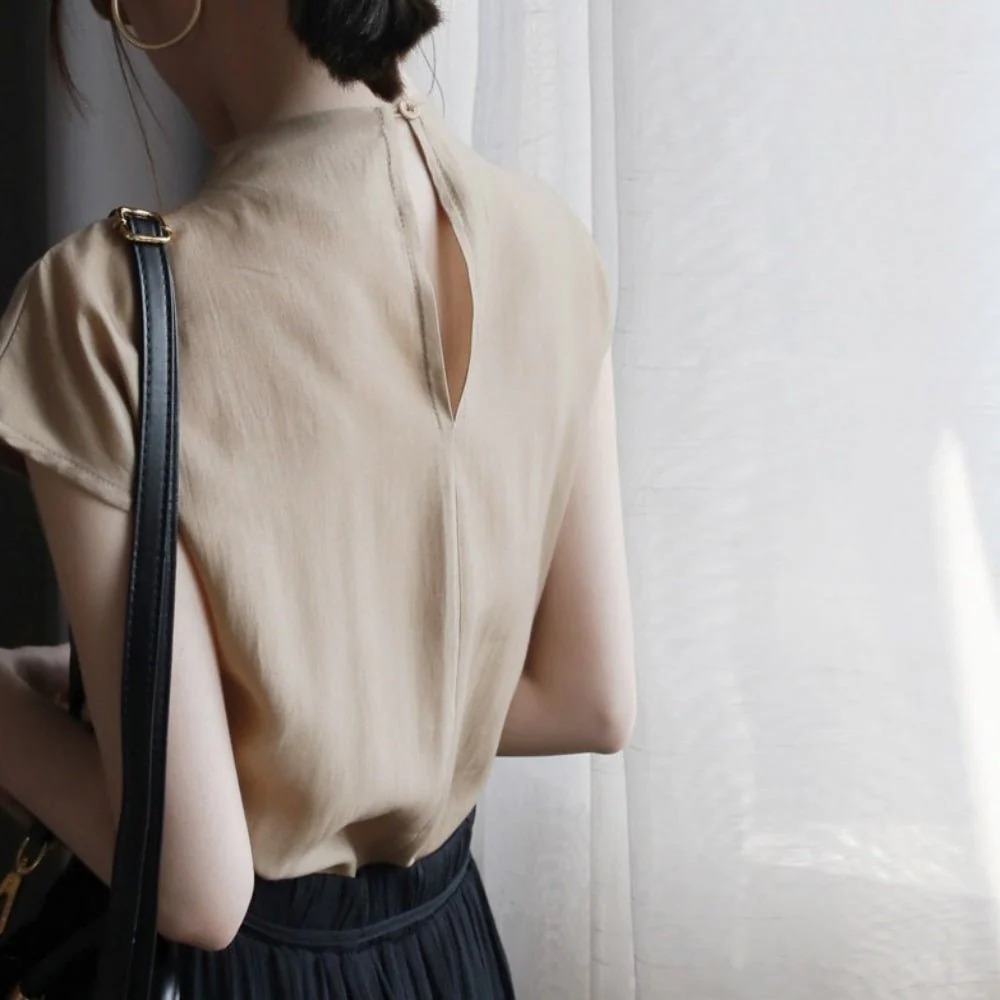 骨格ウェーブ ふんわりフロントタック ハイネックフレンチブラウス