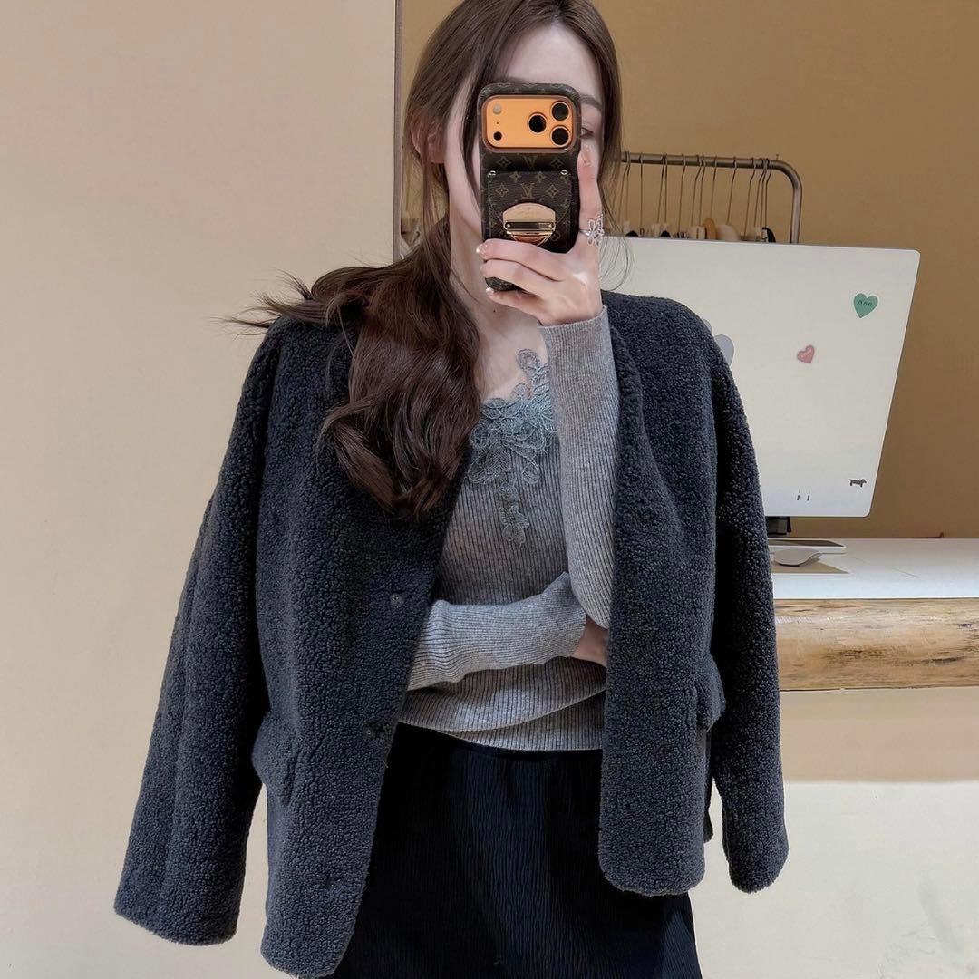 骨格ウェーブ 華やかレース オフショルリブニット