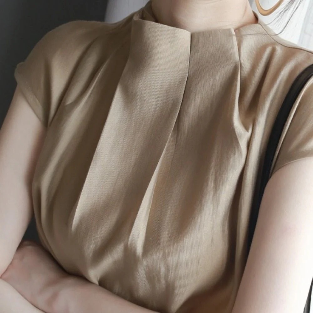 骨格ウェーブ ふんわりフロントタック ハイネックフレンチブラウス