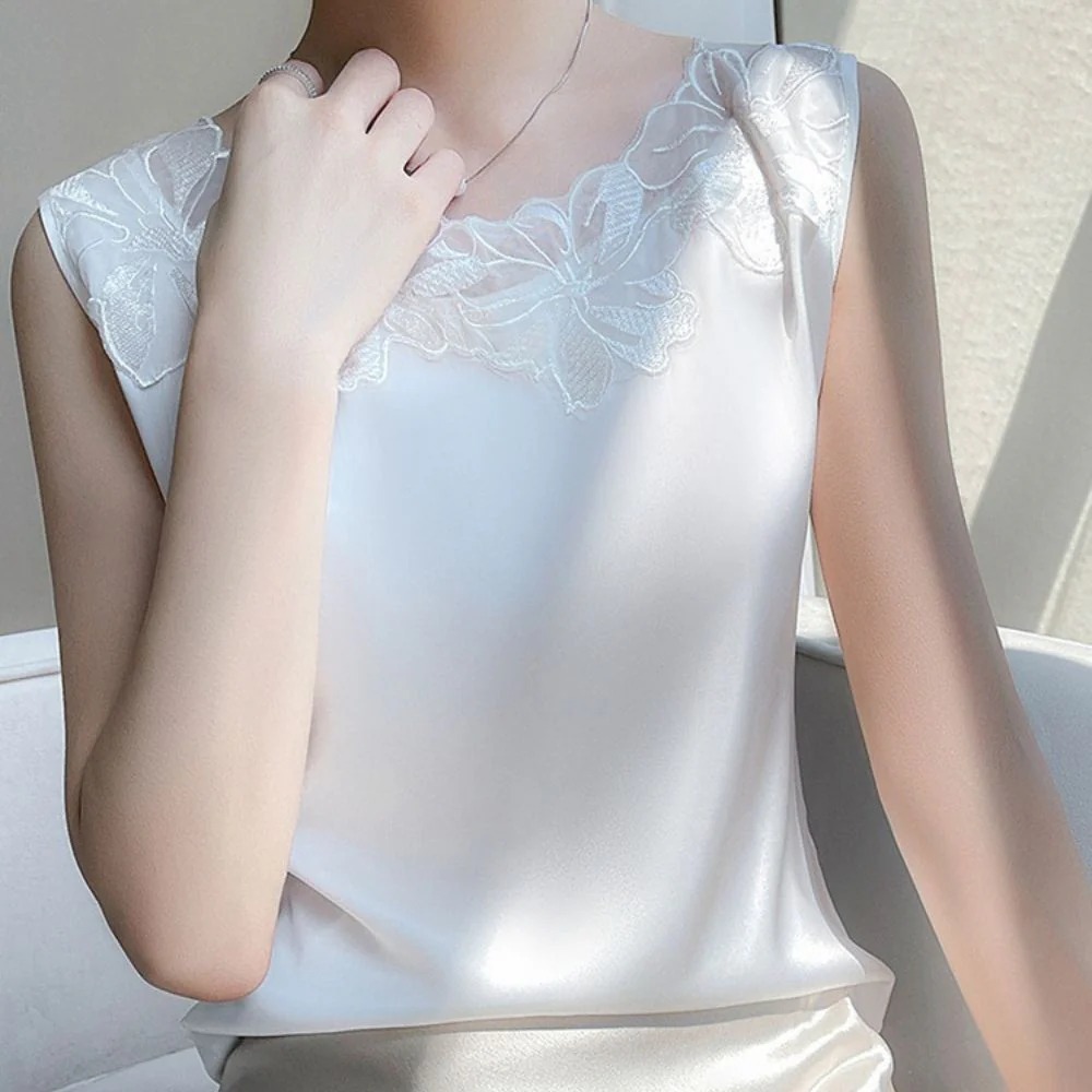 骨格ウェーブ デコルテ華やぐフラワーレース 艶サテンブラウス