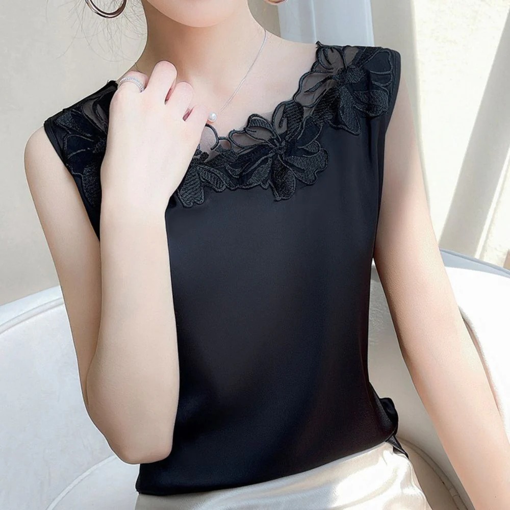 骨格ウェーブ デコルテ華やぐフラワーレース 艶サテンブラウス