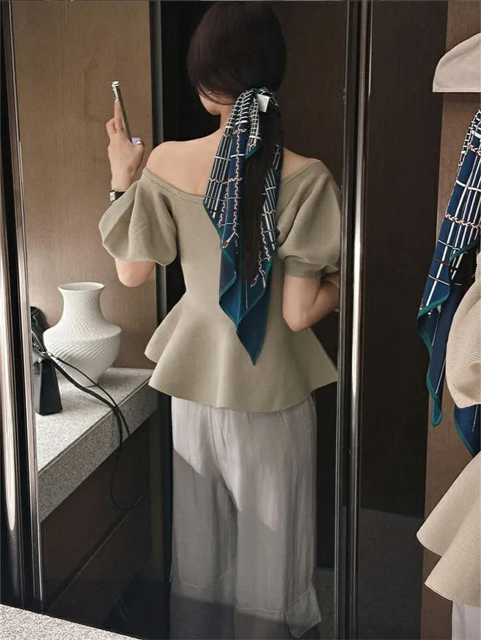 骨格ウェーブ パフスリーブ ペプラムニット
