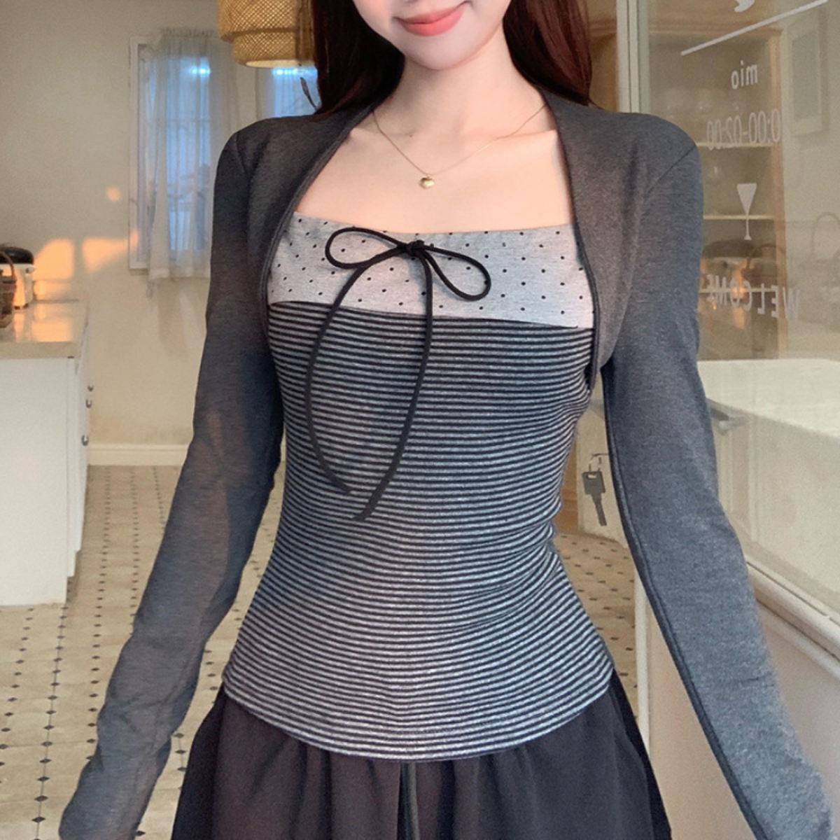 骨格ウェーブ くびれ盛れ フェイクレイヤード リボントップス