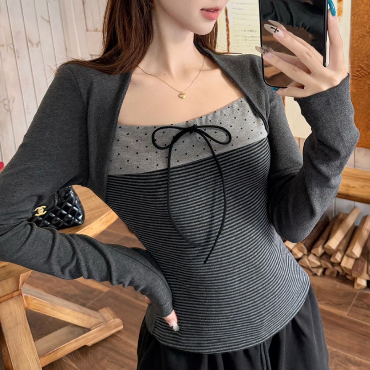 骨格ウェーブ くびれ盛れ フェイクレイヤード リボントップス