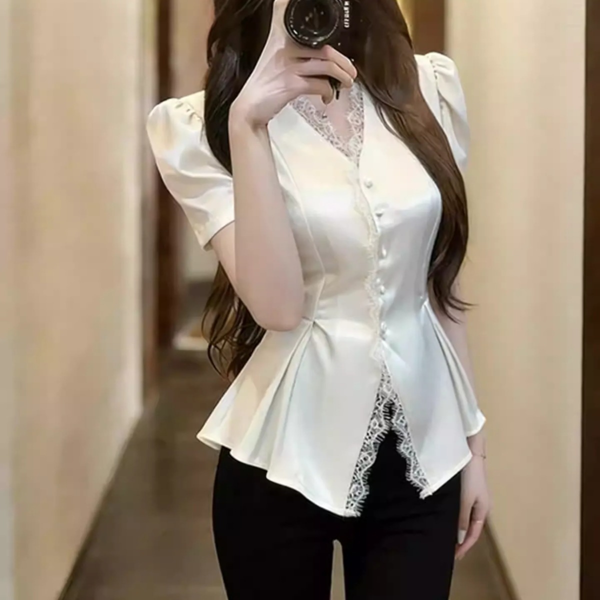 骨格ウェーブ 美くびれペプラム サテンレースブラウス