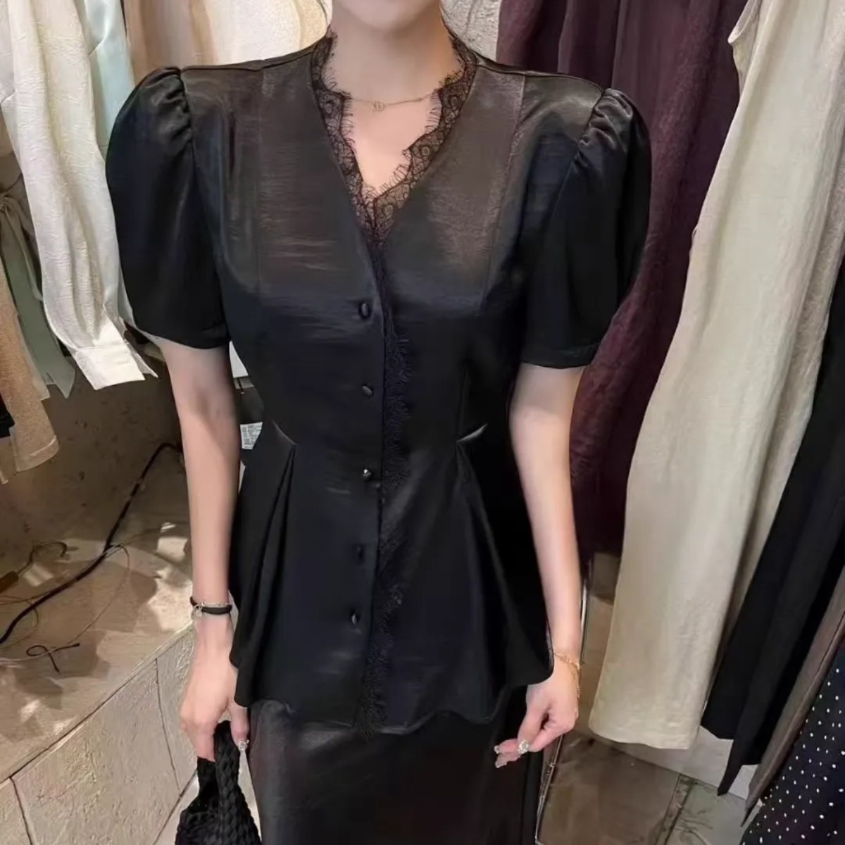 骨格ウェーブ 美くびれペプラム サテンレースブラウス