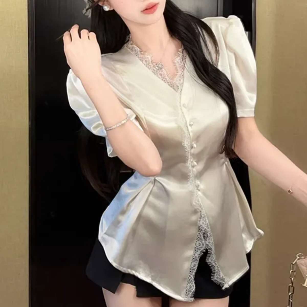 骨格ウェーブ 美くびれペプラム サテンレースブラウス