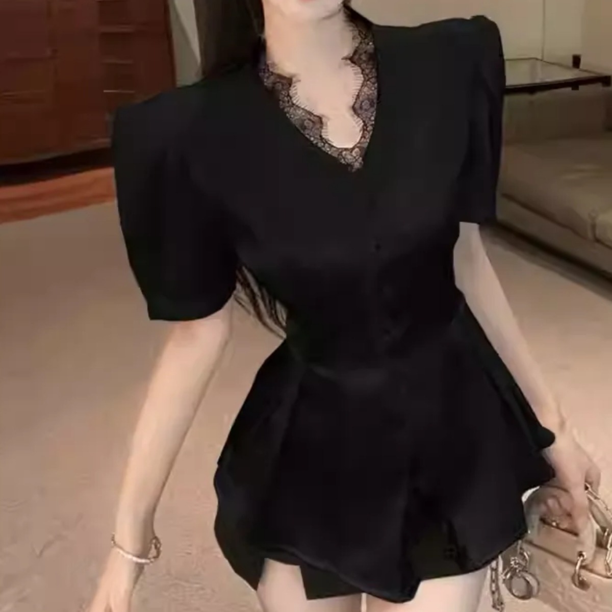 骨格ウェーブ 美くびれペプラム サテンレースブラウス