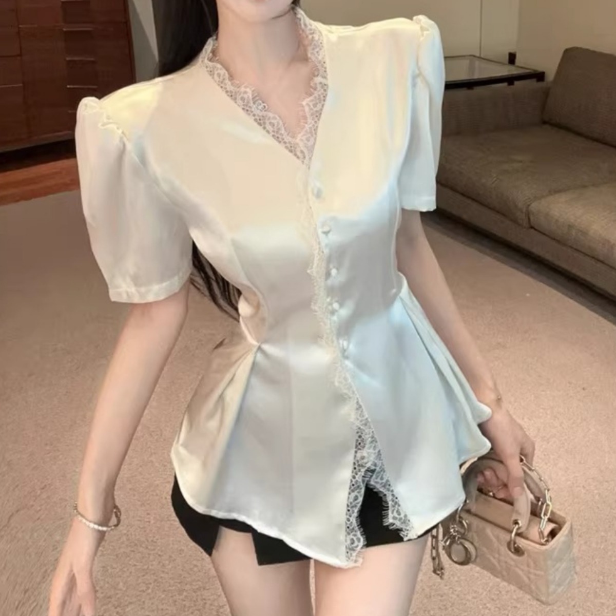 骨格ウェーブ 美くびれペプラム サテンレースブラウス