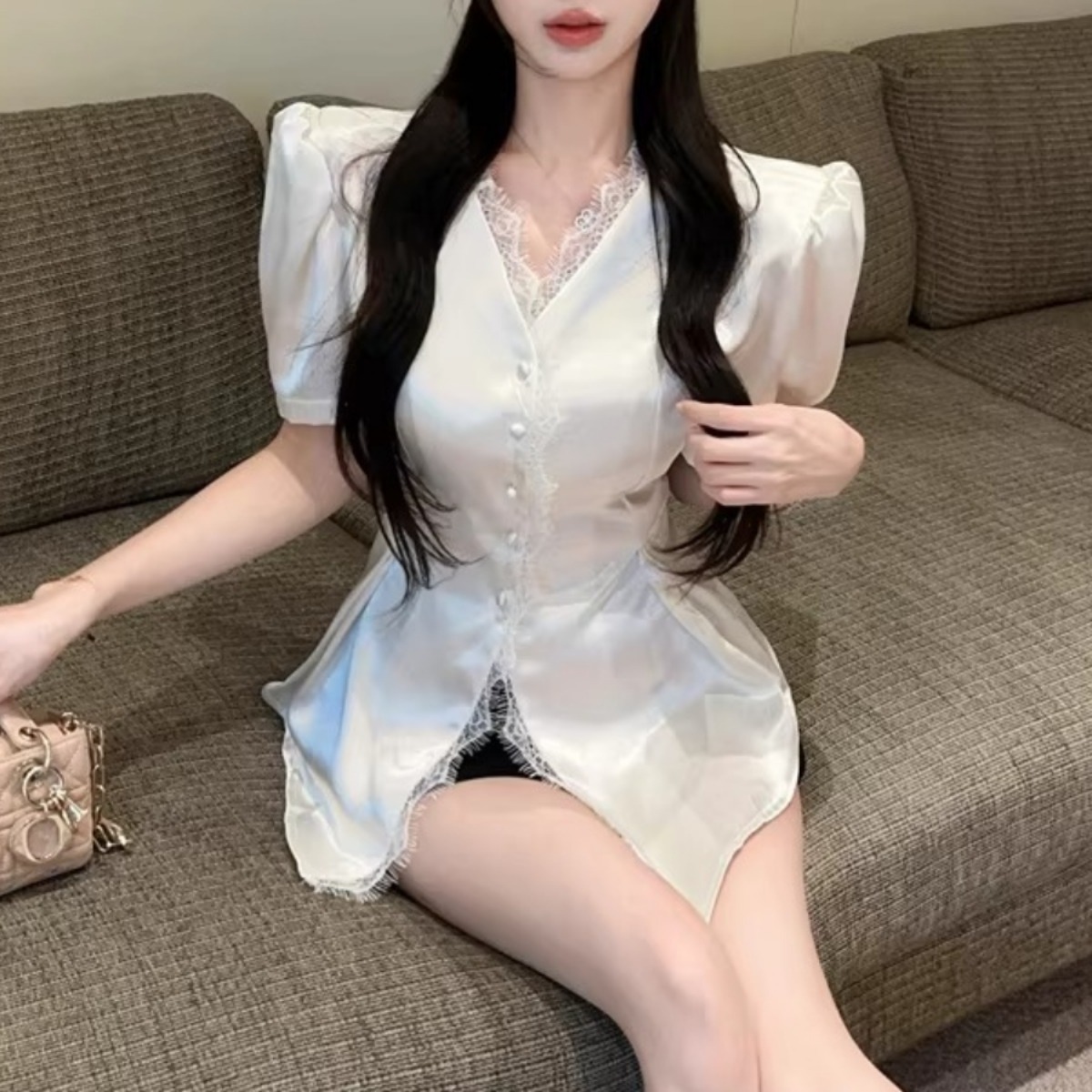 骨格ウェーブ 美くびれペプラム サテンレースブラウス