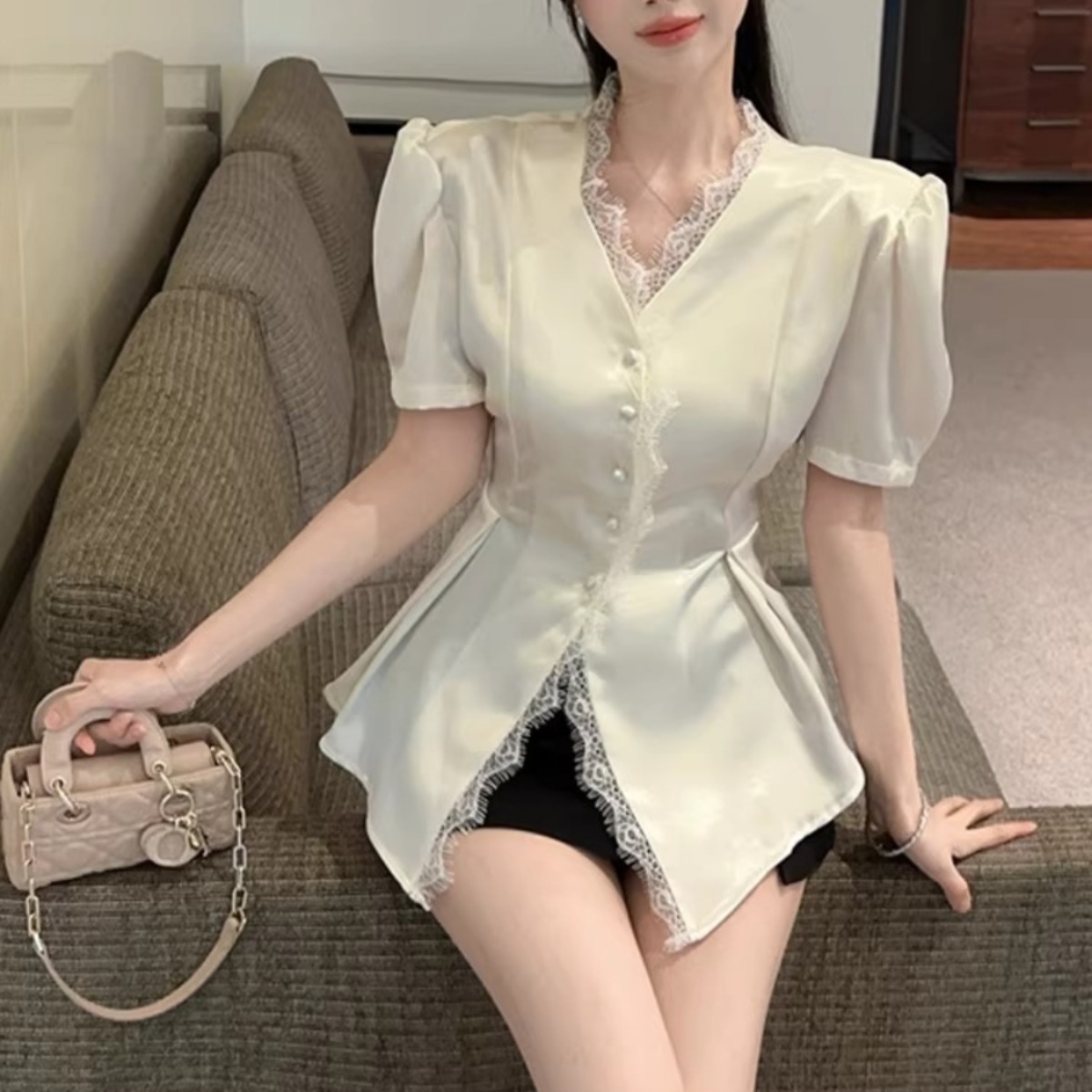 骨格ウェーブ 美くびれペプラム サテンレースブラウス