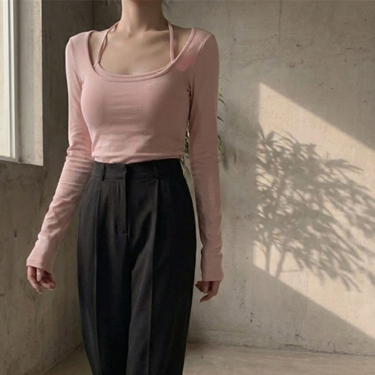 骨格ウェーブ ホルターネック風ストラップ付き あざとトップス