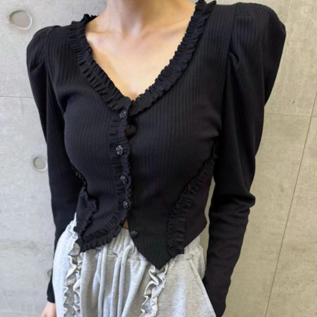 骨格ウェーブ フリルデザイン スリムフィット 長袖Tシャツ