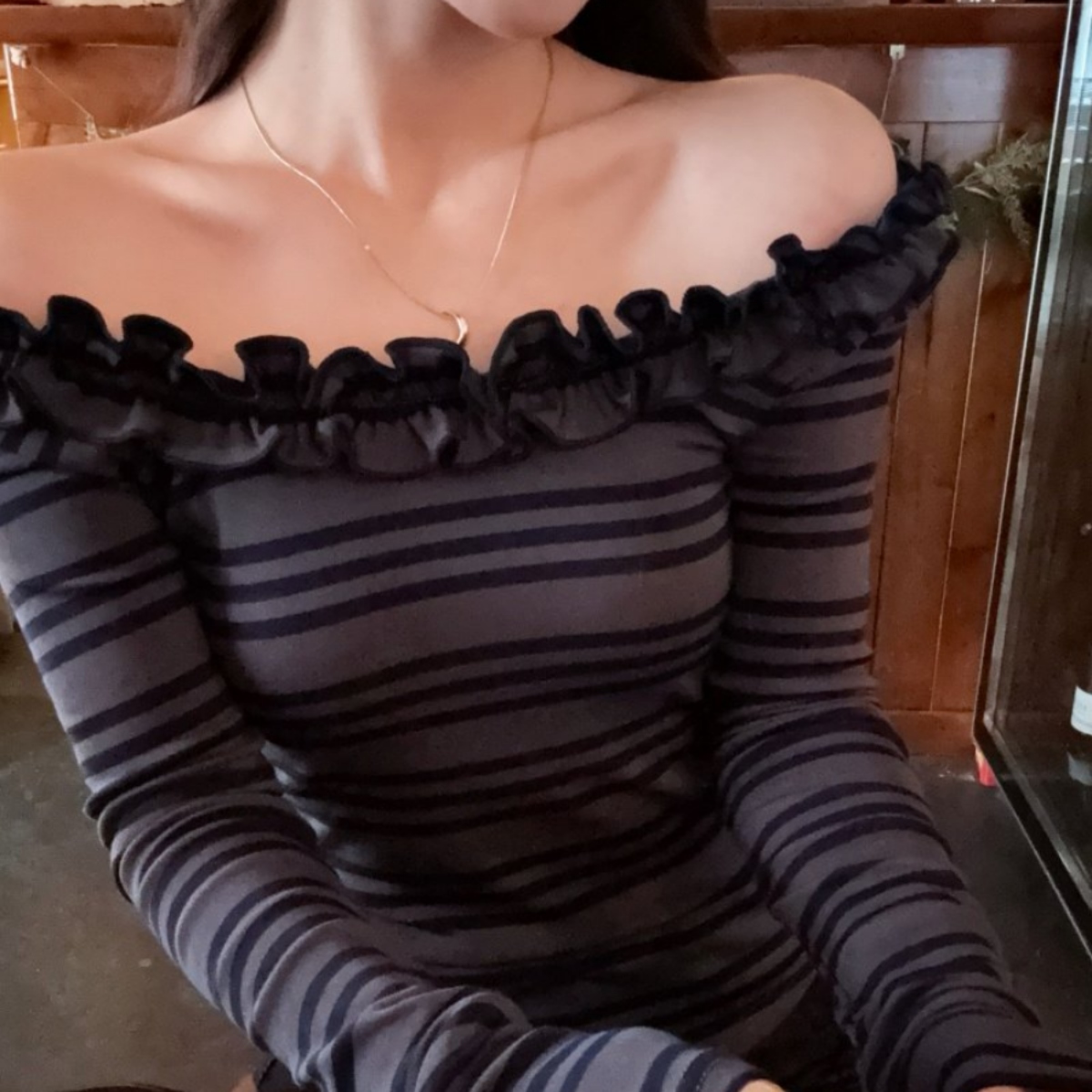 骨格ウェーブ デコルテ華奢見え フリルオフショル ボーダートップス