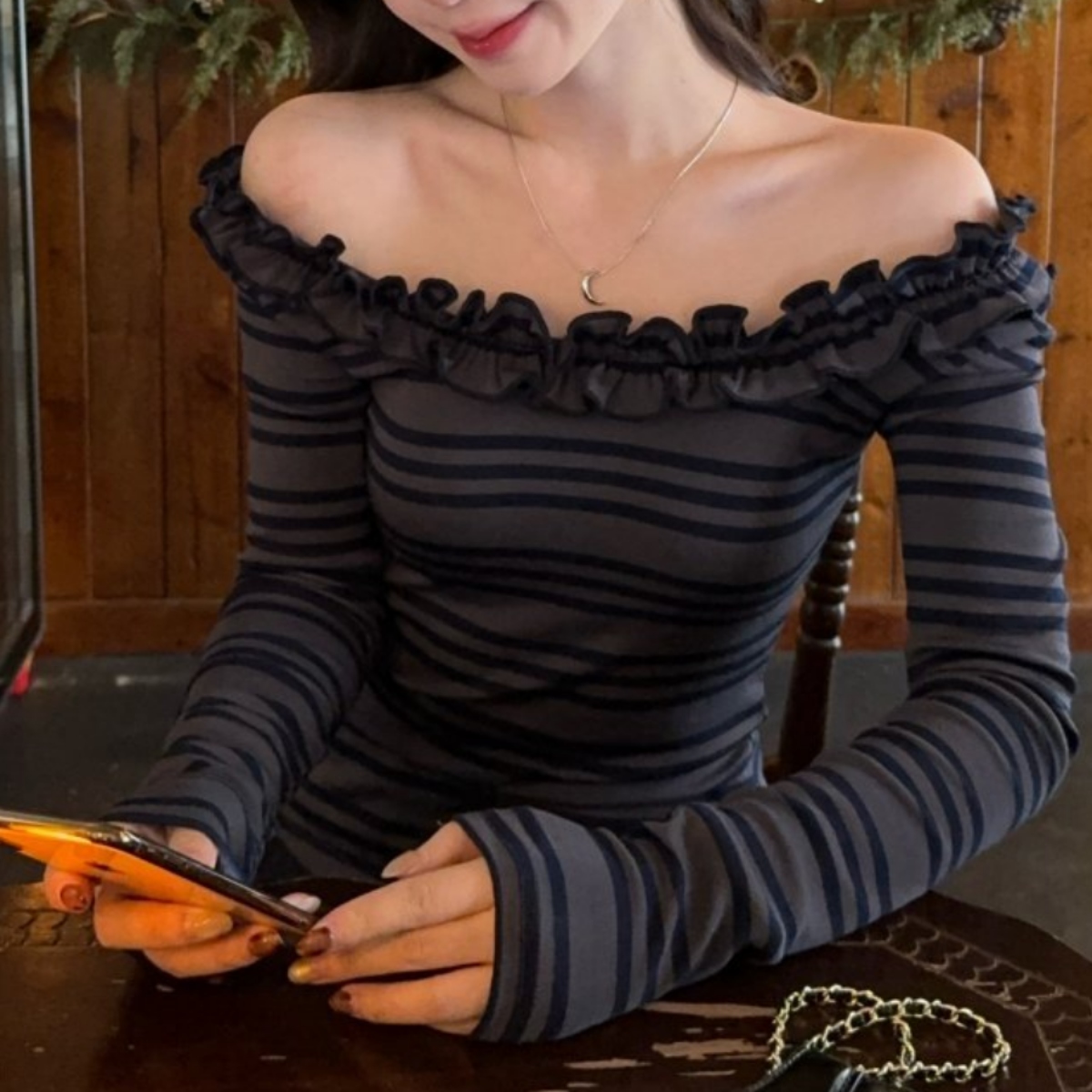 骨格ウェーブ デコルテ華奢見え フリルオフショル ボーダートップス