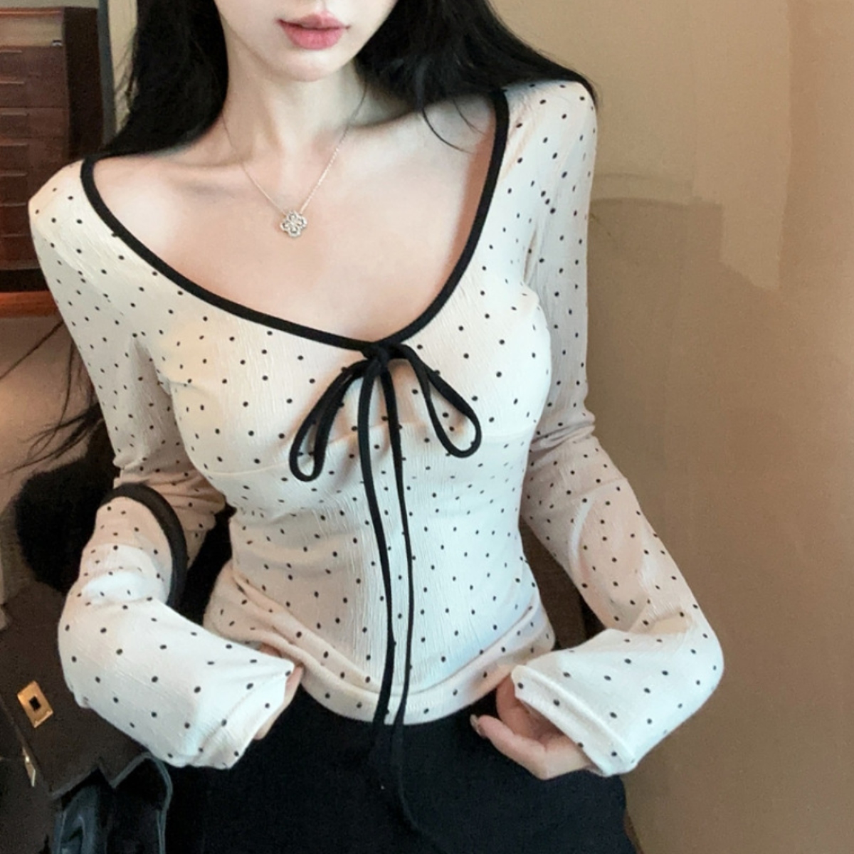 骨格ウェーブ デコルテリボン×ドット柄 フレンチガーリートップス
