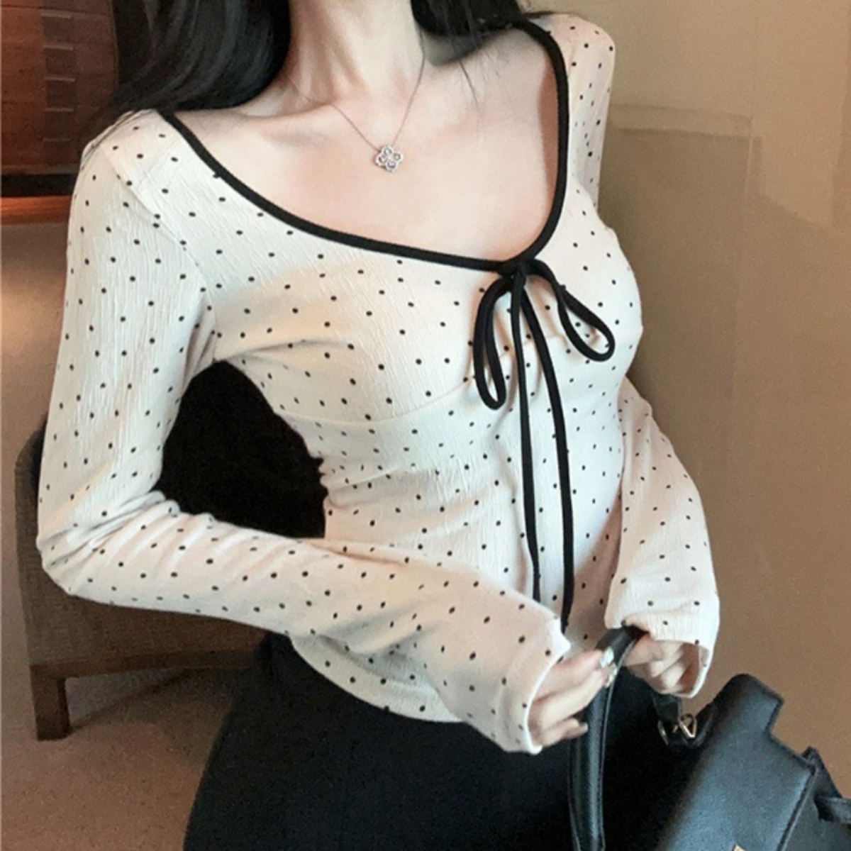 骨格ウェーブ デコルテリボン×ドット柄 フレンチガーリートップス