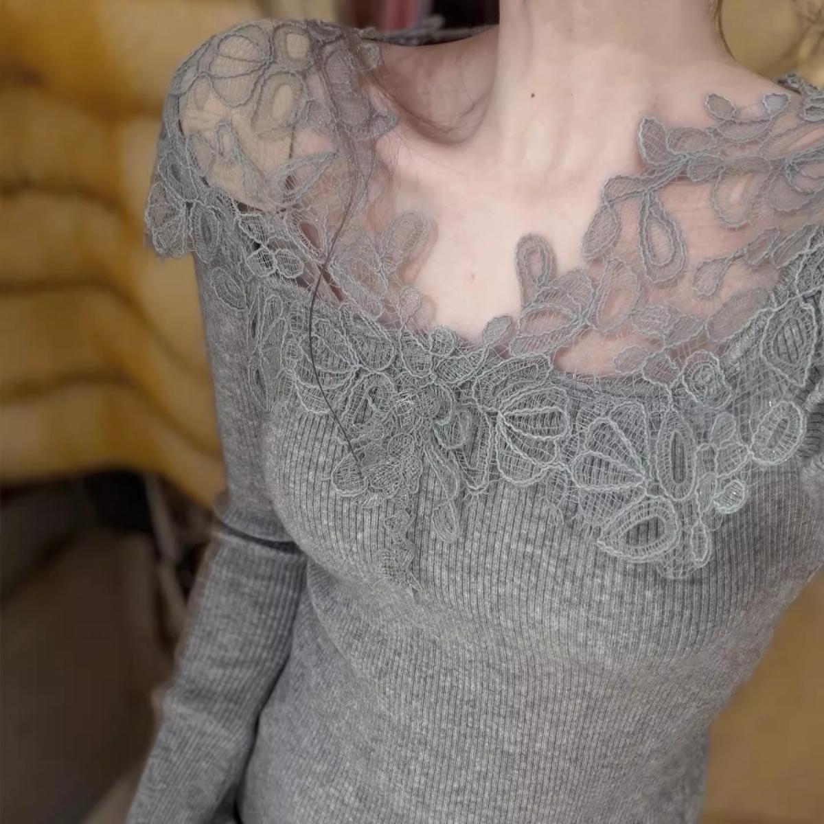 骨格ウェーブ 華やかレース オフショルリブニット