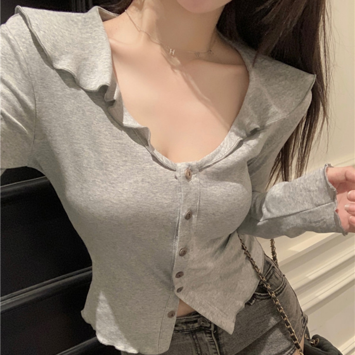 骨格ウェーブ 華奢見えフリル襟 スリムフィットトップス